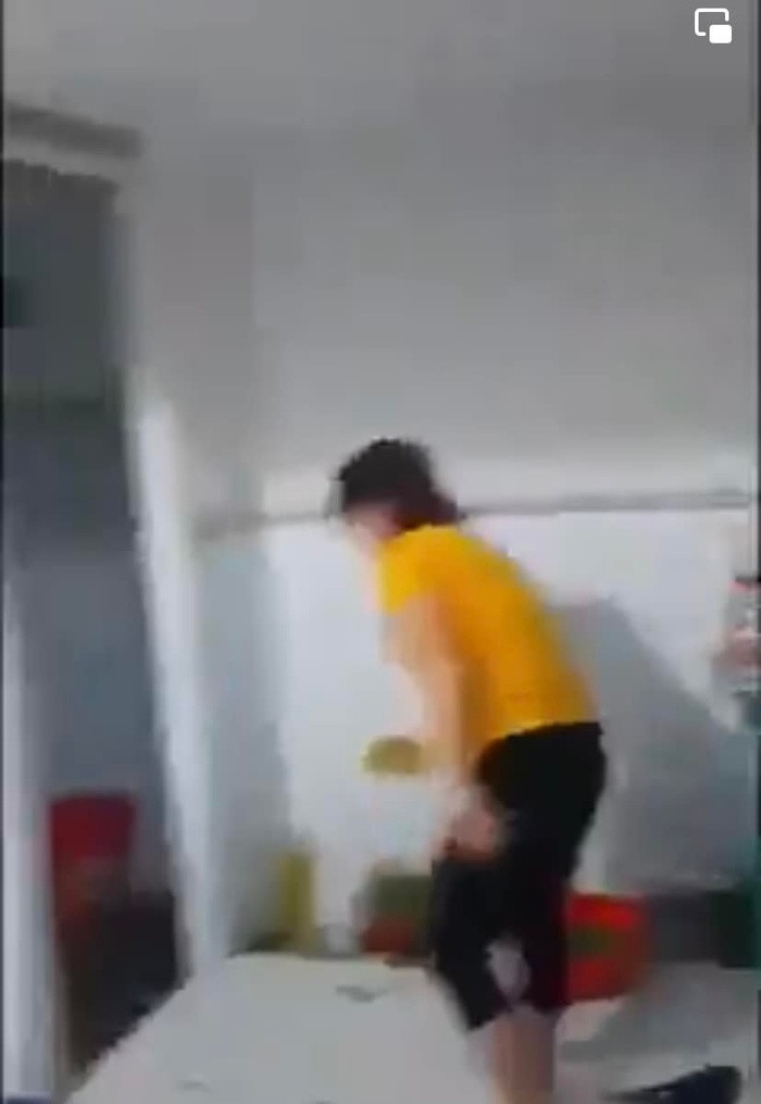 Đang đánh ghen thấy con cá lóc, vợ chất vấn khiến netizen cười ngất - Hình 2 Dang danh ghen thay con ca loc, vo chat van khien netizen cuoi ngat-Hinh-2