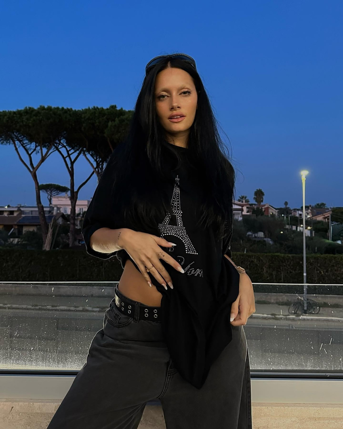 Ngoài việc được biết đến là ngôi sao nhạc pop nổi tiếng người Argentina, Oriana Sabatini còn là bạn gái của Paulo Dybala - tiền đạo đội tuyển Argentina. Cô sinh ra trong gia đình có truyền thống nghệ thuật, bố là diễn viên và mẹ là minh tinh màn ảnh Catherine Fulop. Có gương mặt đẹp lạ và gu thời trang cá tính, Sabatini là một trong những nàng WAG được chú ý nhất ở mùa World Cup năm nay.