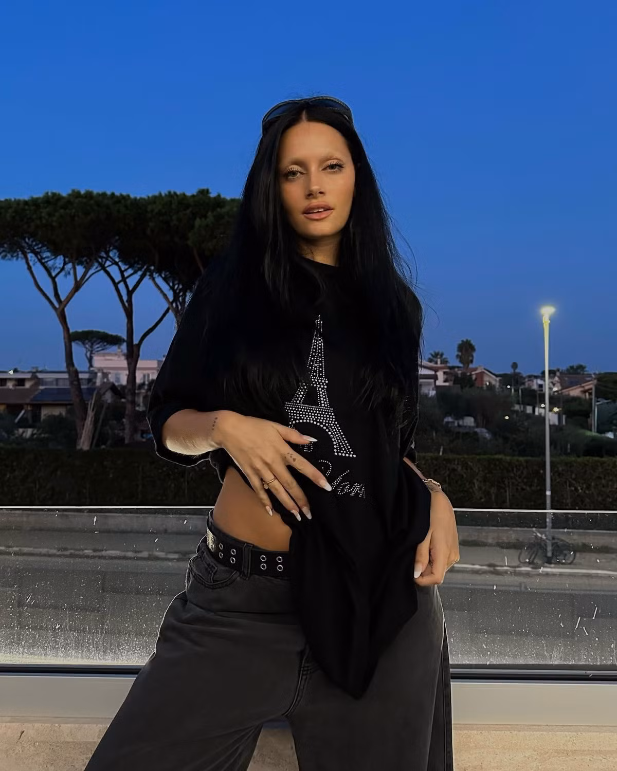 Ngoài việc được biết đến là ngôi sao nhạc pop nổi tiếng người Argentina, Oriana Sabatini còn là bạn gái của Paulo Dybala - tiền đạo đội tuyển Argentina. Cô sinh ra trong gia đình có truyền thống nghệ thuật, bố là diễn viên và mẹ là minh tinh màn ảnh Catherine Fulop. Có gương mặt đẹp lạ và gu thời trang cá tính, Sabatini là một trong những nàng WAG được chú ý nhất ở mùa World Cup năm nay.