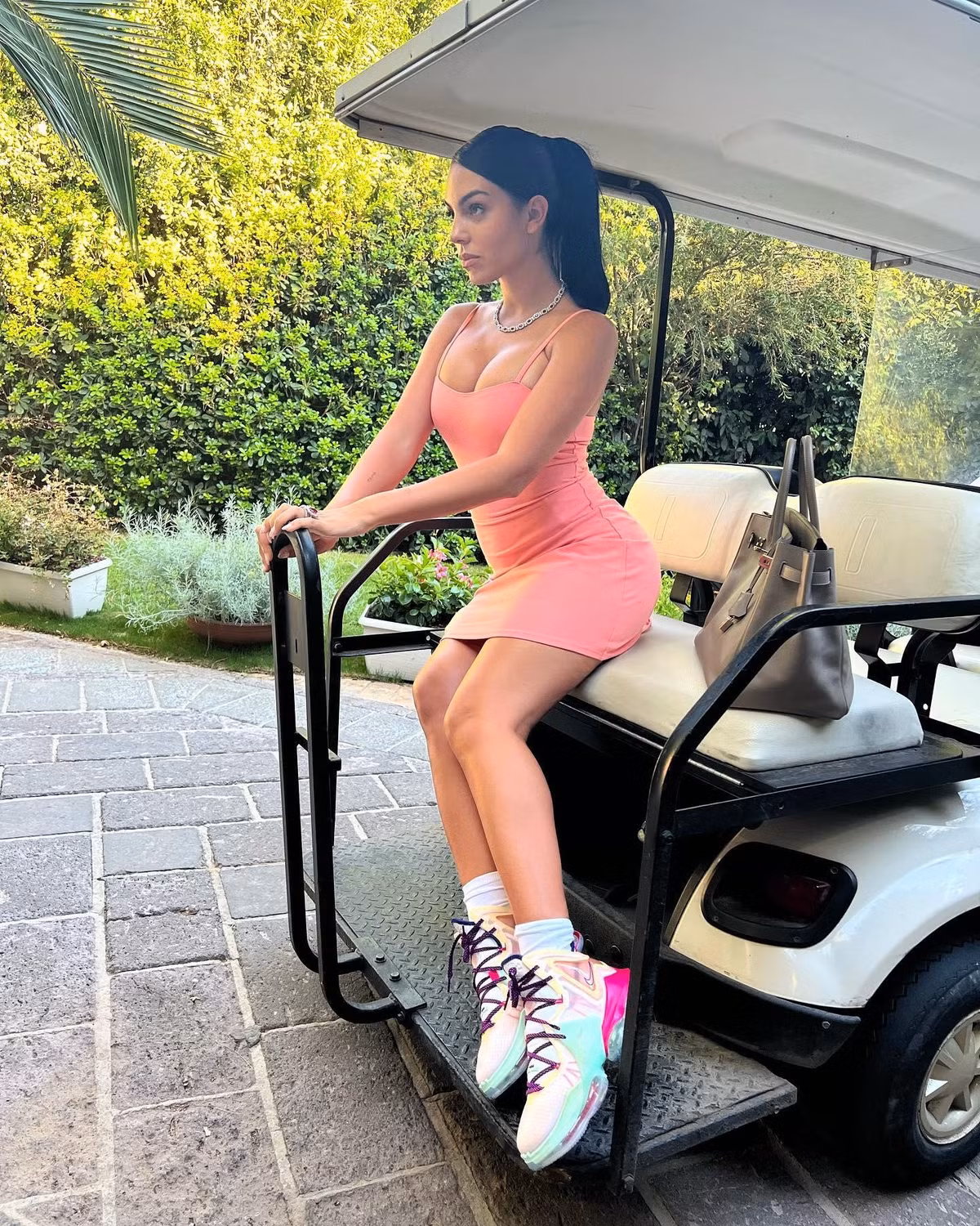 Bạn gái của Cristiano Ronaldo, Georgina Rodriguez, thường xuyên có mặt trên khán đài ở những trận đấu có bạn trai tham gia. Trước khi trở thành người một nhà với Ronaldo, Rodriguez chỉ là nữ nhân viên bán hàng của Gucci. Hiện tại, Rodriguez là người mẫu, KOL, gương mặt đại diện của nhiều nhãn hàng.