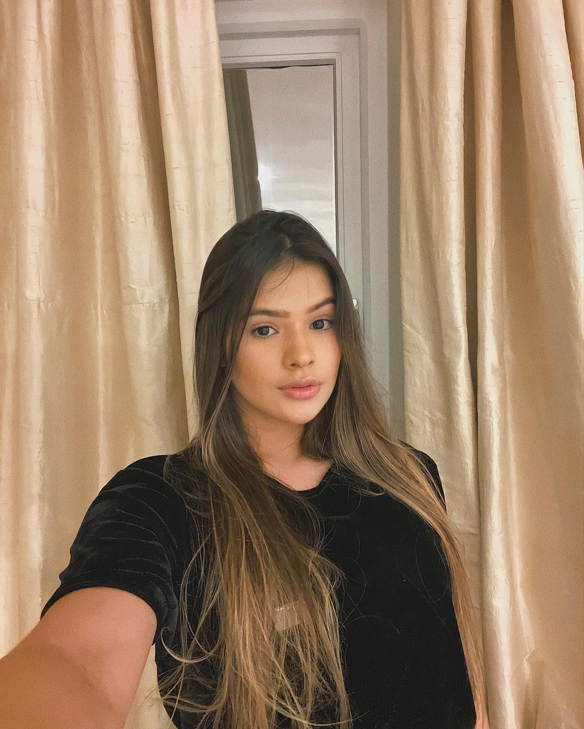 Raiane Lima sinh năm 2001, là một trong những bóng hồng trẻ tuổi nhất của làng WAGs thế giới. Cô có biệt danh là "mỹ nhân tóc nâu". Lima sinh ra trong gia đình khá giả ở Brazil. Sau này, cô là người mẫu có tiếng. Tên tuổi của Lima được chú ý hơn sau khi cô trở thành bạn gái cầu thủ Gabriel Jesus. Trước đó, Lima bị đồn có thời gian qua lại với những quan chức cấp cao hơn cô nhiều tuổi. Tuy vậy, người đẹp phủ nhận thông tin.