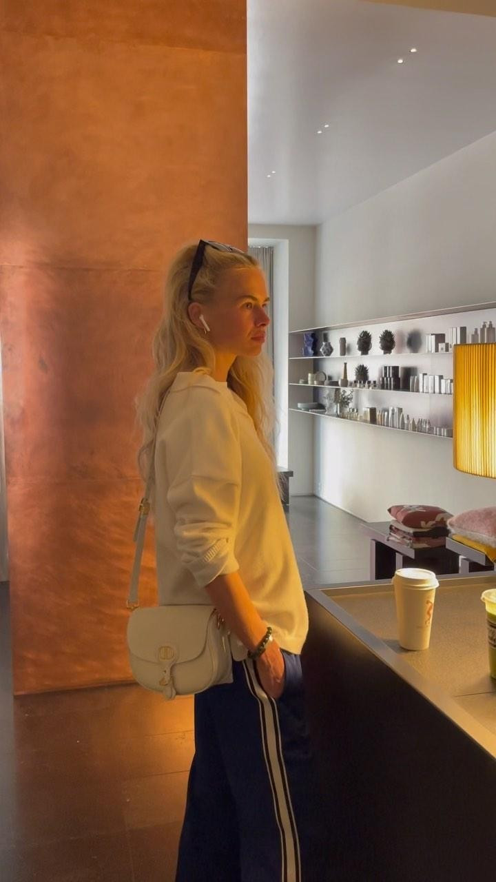 Annekee Molenaar là cô gái sinh ra trong gia đình có truyền thống bóng đá với cha là cựu hậu vệ Ajax Keje Molenaar. Vì vậy, việc Molenaar xuất hiện trên khán đài không có gì là mới lạ. Sắp tới, cô có mặt ở Qatar để cổ vũ bạn trai là cầu thủ người Hà Lan Matthijs de Ligt.