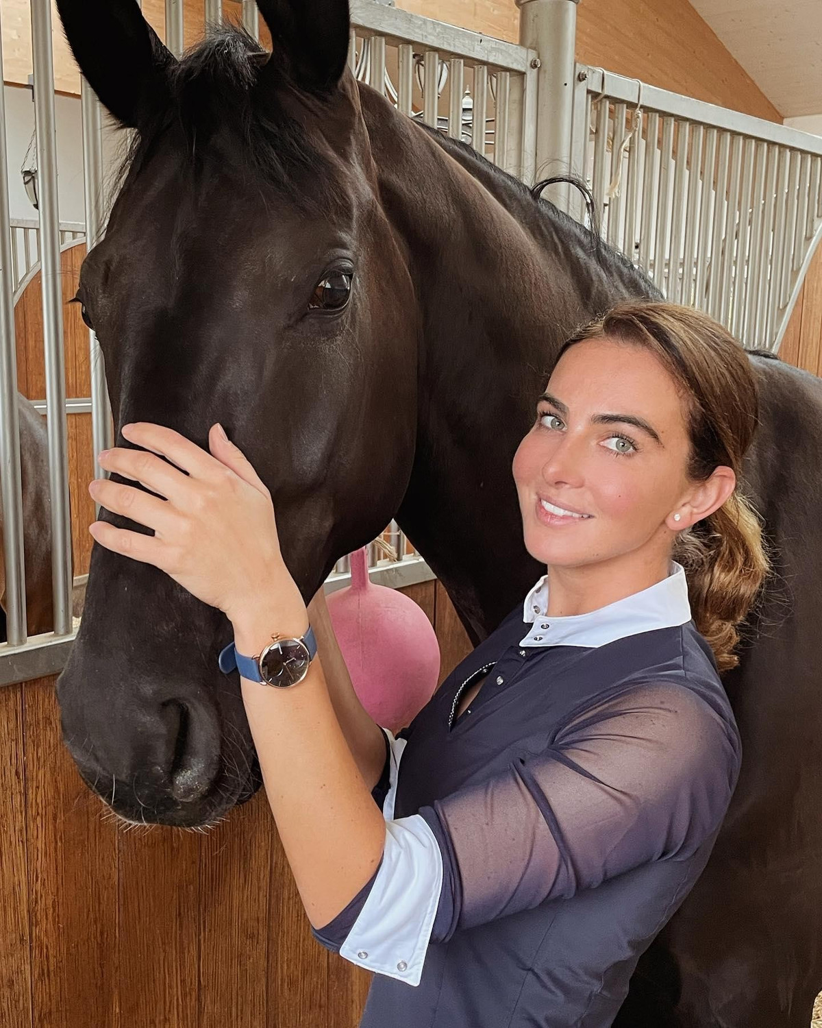 Khác với đa số nàng WAG khác, vợ của Thomas Muller - cầu thủ nổi tiếng tuyển Đức - không làm công việc liên quan đến nghệ thuật. Hiện, Lisa Muller là chủ một trang trại và là vận động viên cưỡi ngựa chuyên nghiệp.