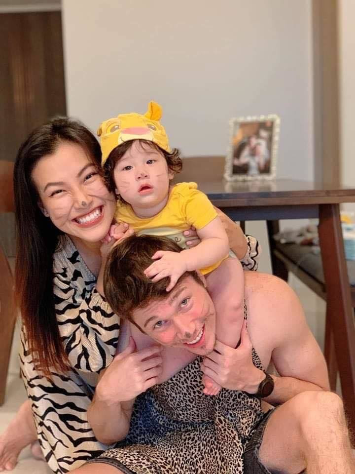 Gu thời trang đồng điệu của vợ chồng MC Hoàng Oanh trước khi ly hôn - Hình 9 Gu thoi trang dong dieu cua vo chong MC Hoang Oanh truoc khi ly hon-Hinh-9