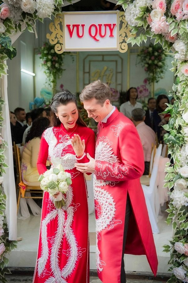 Gu thời trang đồng điệu của vợ chồng MC Hoàng Oanh trước khi ly hôn Gu thoi trang dong dieu cua vo chong MC Hoang Oanh truoc khi ly hon