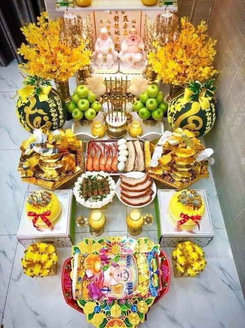 Một ban thờ nếu như muốn đầy đủ, vượng linh khí, chiêu đón cát trạch và giúp gia chủ phát tài phát lộc, ăn nên làm ra thì rất nên có sự trợ lực của 3 nhóm vật phẩm phong thủy: Chiêu tài, Tụ tài và Hóa sát. Nếu chiêu thỉnh và hội tụ được cả 3 nhóm vật phẩm này là tốt nhất, còn không gia chủ có thể thỉnh từng vật phẩm tùy theo mong cầu và điều kiện của mình.