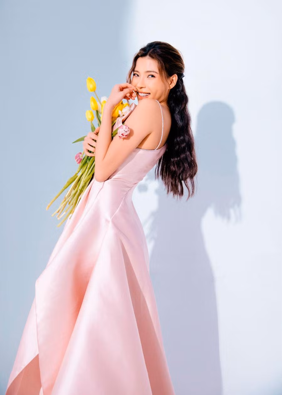 Gửi tặng fan hâm mộ bộ ảnh thời trang với những trang phục nhẹ nhàng, thanh thoát, màu sắc tươi vui, Thúy Diễm nổi bật trong các thiết kế của các NTK Lương Xuân Bính, Mỹ San, Nguyễn Minh Công.