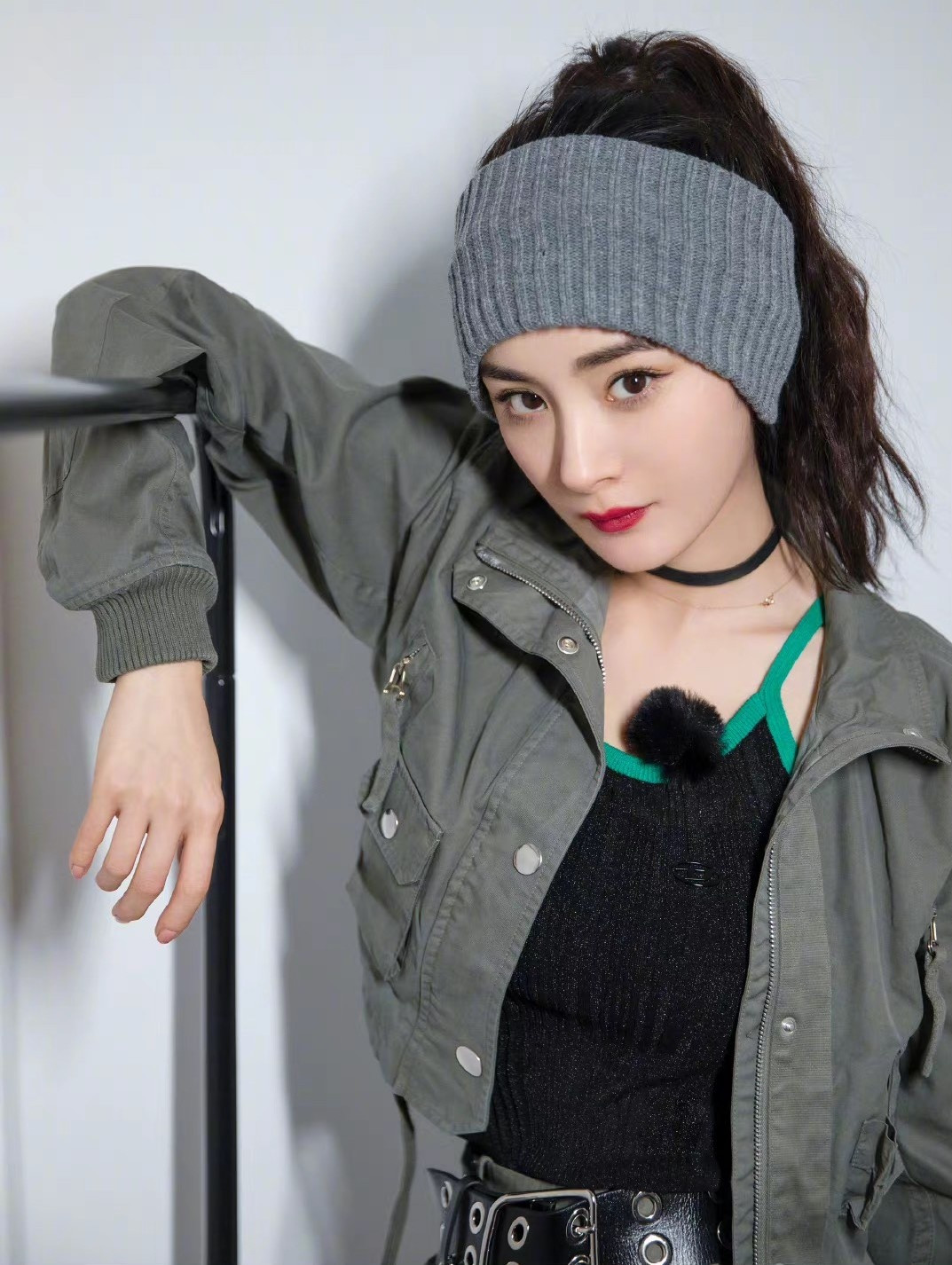 Sự nghiệp thành công song chuyện tình duyên của Dương Mịch lại lận đận. Cô có cuộc hôn nhân đổ vỡ với Lưu Khải Uy. Nữ diễn viên giao con gái cho chồng để tập trung gây dựng đế chế của bản thân. Điều này khiến cô bị chê bai là "bà mẹ ích kỷ". Năm 2019, người đẹp hẹn hò tài tử Ngụy Đại Huân. Họ chia tay vào tháng 7/2021.