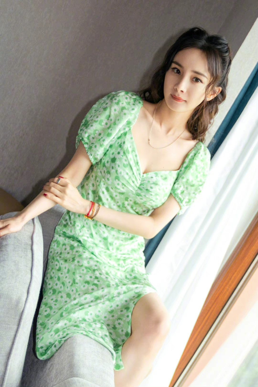 Trong cuộc phỏng vấn trên Madame Figaro Homes, nữ nghệ sĩ chia sẻ phải làm việc cường độ cao, 80% thời gian đều dành để phát triển và duy trì sự nghiệp đỉnh cao. Khối lượng công việc lớn và dồn dập khiến Dương Mịch quá tải, nhiều lần rơi vào trạng thái bị vắt kiệt sức. Tháng 4 vừa qua, cô phải tạm dừng hoạt động để nghỉ ngơi.