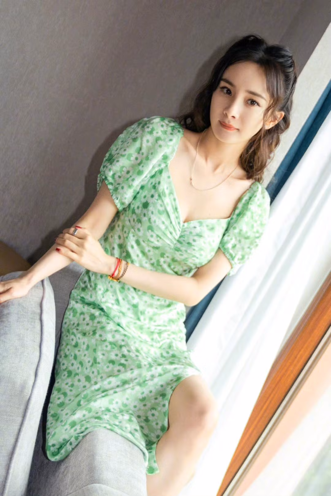 Trong cuộc phỏng vấn trên Madame Figaro Homes, nữ nghệ sĩ chia sẻ phải làm việc cường độ cao, 80% thời gian đều dành để phát triển và duy trì sự nghiệp đỉnh cao. Khối lượng công việc lớn và dồn dập khiến Dương Mịch quá tải, nhiều lần rơi vào trạng thái bị vắt kiệt sức. Tháng 4 vừa qua, cô phải tạm dừng hoạt động để nghỉ ngơi.