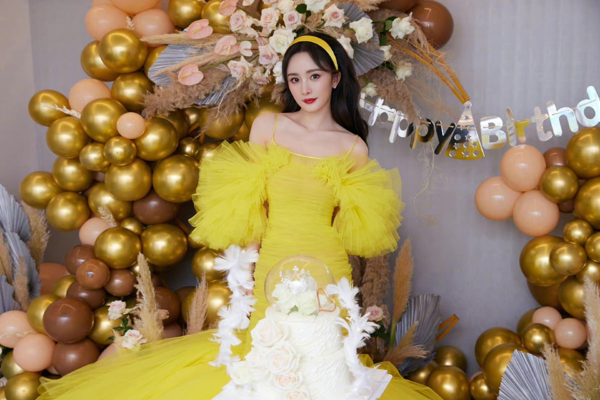 Dương Mịch đóng phim từ năm 4 tuổi. Xuất thân là sao nhí, nhưng con đường khởi nghiệp ở showbiz khi trưởng thành của nữ diễn viên rất gian nan. Trước khi nổi tiếng, cô từng đóng vai phụ vô danh, thậm chí nha hoàn trên màn ảnh.