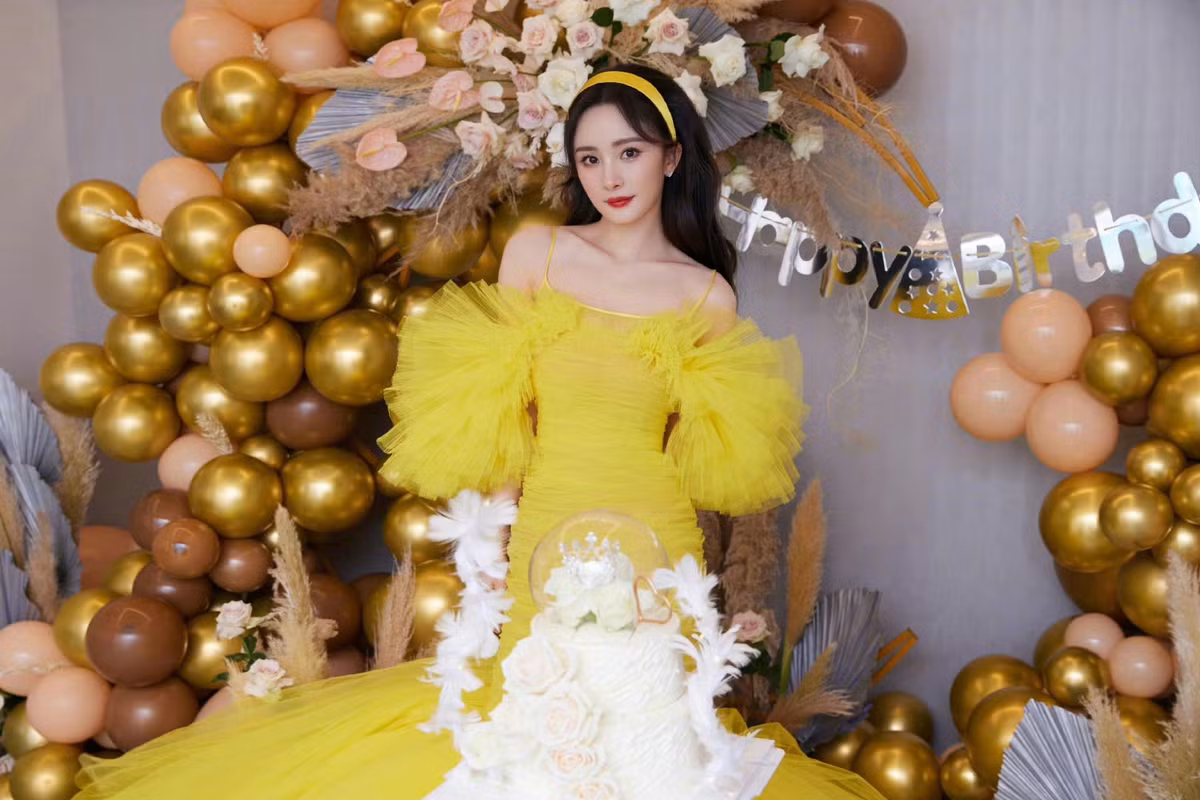 Dương Mịch đóng phim từ năm 4 tuổi. Xuất thân là sao nhí, nhưng con đường khởi nghiệp ở showbiz khi trưởng thành của nữ diễn viên rất gian nan. Trước khi nổi tiếng, cô từng đóng vai phụ vô danh, thậm chí nha hoàn trên màn ảnh.