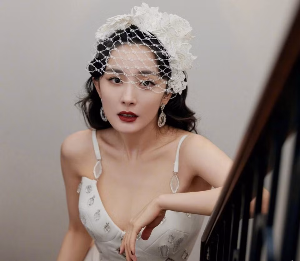 Nhờ sự chăm chỉ của mình, nhiều năm qua, Dương Mịch giữ vững vị thế là một trong những tiểu hoa đán 8X thành công nhất. QQ cho biết cô còn là minh tinh đắt giá nhất showbiz Trung Quốc với những chỉ số truyền thông tích cực, giá trị thương mại cao.