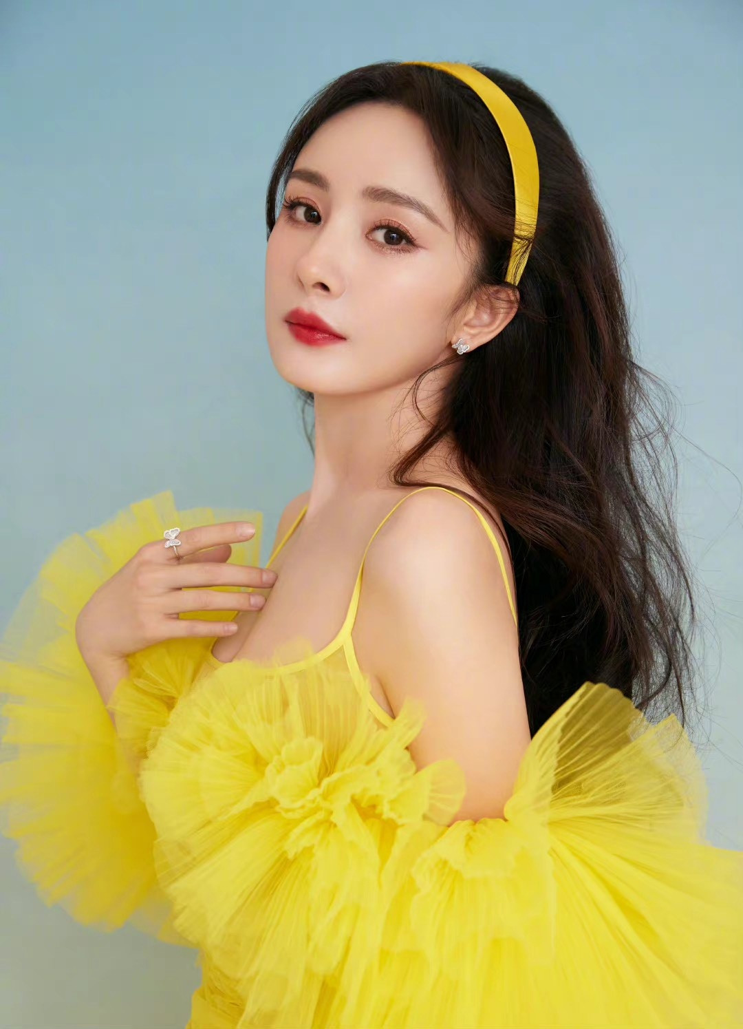 Dương Mịch cho biết chịu không ít ấm ức vào thời còn làm nền cho người khác. Cô tiết lộ từng bị một vị đạo diễn đánh chỉ vì diễn không đạt. "Tát mặt, bạt tai rồi đến đánh trên người, tất cả đều có. Ông ta đánh nhiều đến mức khiến tôi bị ám ảnh về việc này trong một thời gian dài", nữ diễn viên sinh năm 1986 chia sẻ.