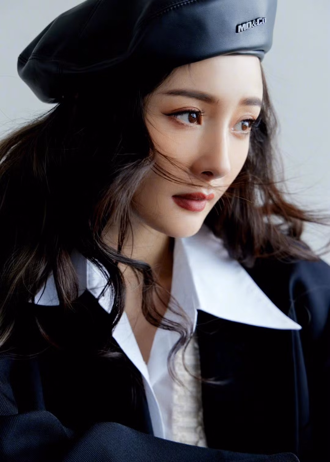 Năm 2009, sự nghiệp Dương Mịch có bước ngoặt lớn khi tham gia bộ phim Tiên kiếm kỳ hiệp 3. Sau đó, cô bước vào hàng ngũ "tiểu hoa đán" và có cơ hội đóng chính trong nhiều tác phẩm như Cung tỏa tâm ngọc, Người phiên dịch, Tam sinh tam thế: Thập lý đào hoa, Phù Dao hoàng hậu.