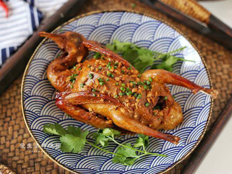 Nguyên liệu: 1 con chim bồ câu, 40 gam gừng, 15 gam xì dầu, 15 gam dầu hào, 5 gam rượu nấu ăn, 5 gam mật ong. Cách thực hiện: