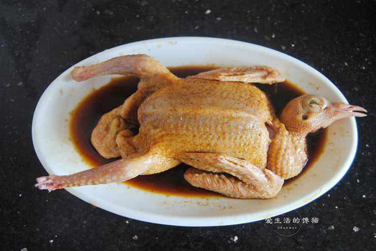 Chim bồ câu rửa sạch, để ráo nước, phết nước sốt lên mình, thoa đều cả trong lẫn ngoài.