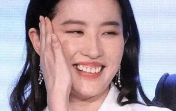 Thần tiên tỷ tỷ" Lưu Diệc Phi và nhược điểm cười hở lợi làm cô thiếu tự tin