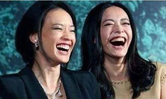 hư Kỳ và Diêu Thần cười phô hết răng lợi trong một sự kiện. Khoảnh khắc vui hết cỡ của hai người đẹp vẫn thường được cư dân mạng chia sẻ lại thành meme