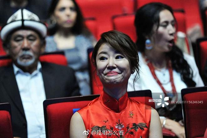 ây chắc chắn là hình ảnh mà Lâm Tâm Như không bao giờ muốn nhìn lại trong đời, thậm chí khó mà nhận ra ngôi sao "Hoàn Châu Cách Cách" với biểu cảm xấu kinh điển