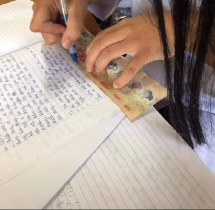 Cách mà học sinh "nhà có điều kiện" xử lí khi để quên thước.