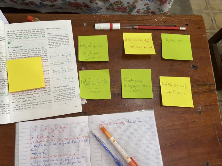 Bàn của một học sinh "mất não".