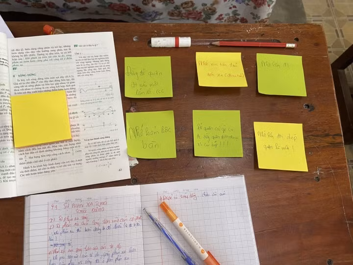 Bàn của một học sinh "mất não".