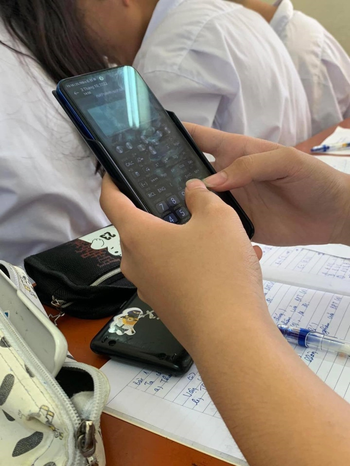 Không đủ tiền mua máy tính, nên thôi đành xài tạm điện thoại?