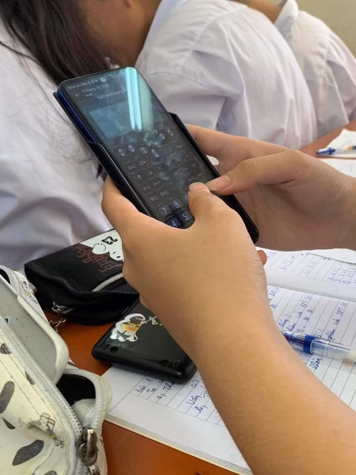 Không đủ tiền mua máy tính, nên thôi đành xài tạm điện thoại?