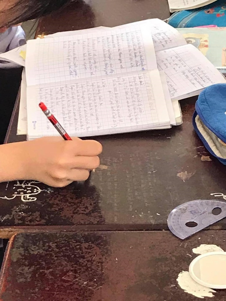 Vở kế bên không viết mà lại cứ thích viết lên bàn?