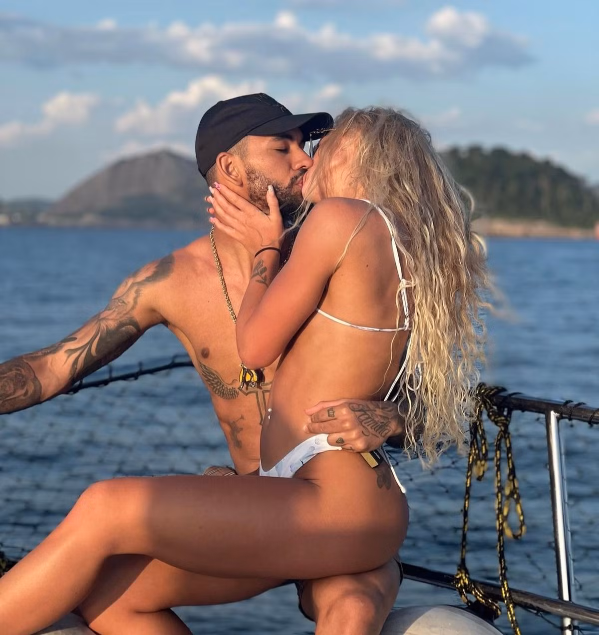 Douglas và Alisha bắt đầu hẹn hò vào cuối năm 2021. Họ xác nhận mối quan hệ của mình trên Instagram bằng video hôn môi thắm thiết.