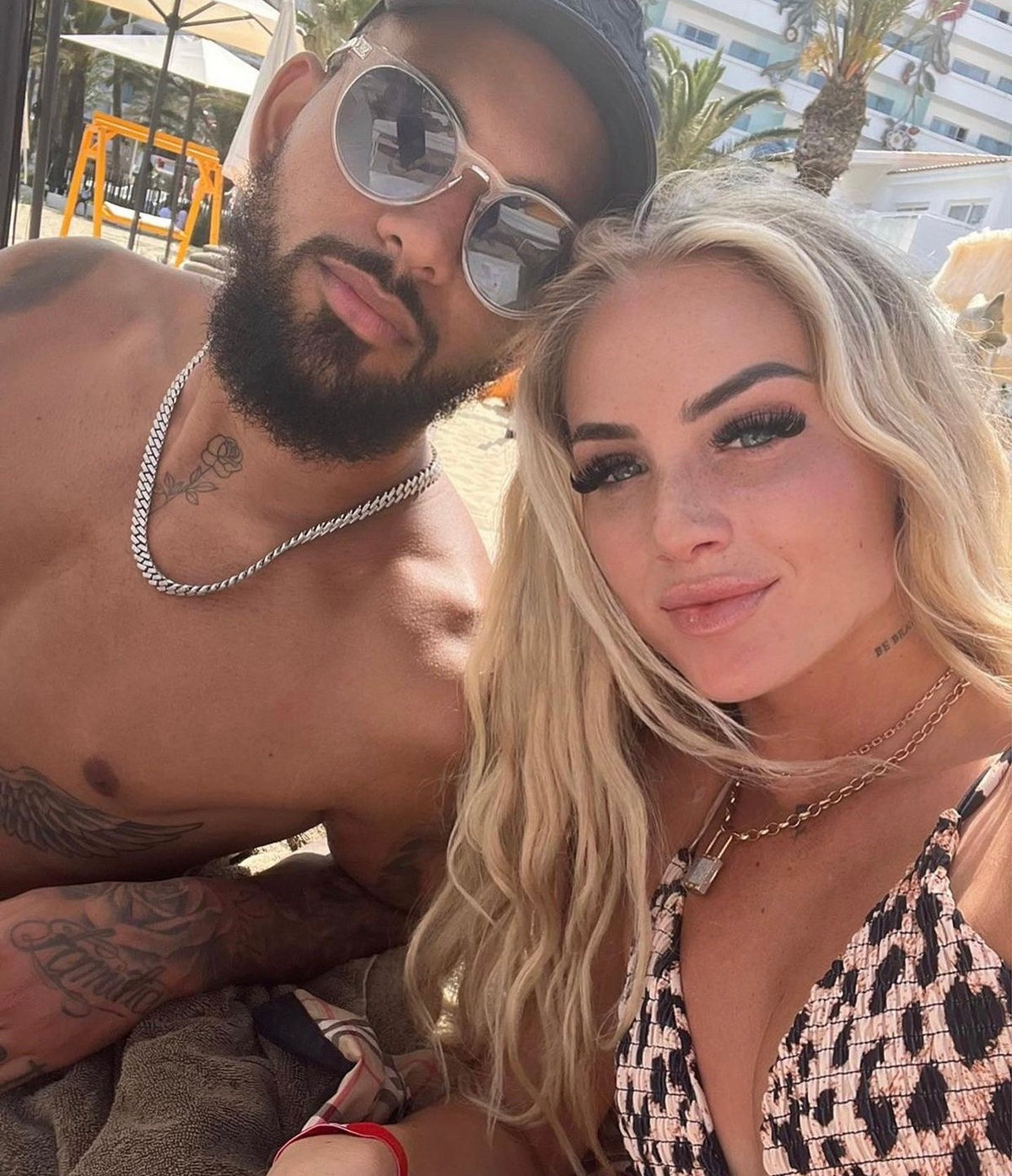 Chuyện tình của cặp đôi chung đội Aston Villa được người hâm mộ rất ủng hộ. Họ liên tục để lại những bình luận khen ngợi cả hai đáng yêu và dễ thương.