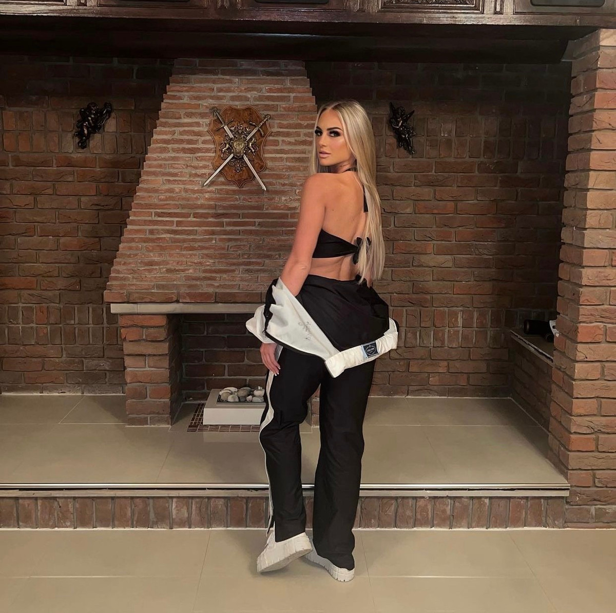 Với mái tóc vàng, đôi mắt xanh cùng thân hình chuẩn vận động viên, Alisha là một trong những cầu thủ bóng đá nữ nóng bỏng nhất. Người đẹp Thụy Sĩ sở hữu 8,4 triệu theo dõi trên trang cá nhân.