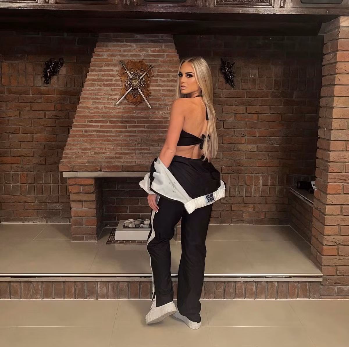 Với mái tóc vàng, đôi mắt xanh cùng thân hình chuẩn vận động viên, Alisha là một trong những cầu thủ bóng đá nữ nóng bỏng nhất. Người đẹp Thụy Sĩ sở hữu 8,4 triệu theo dõi trên trang cá nhân.