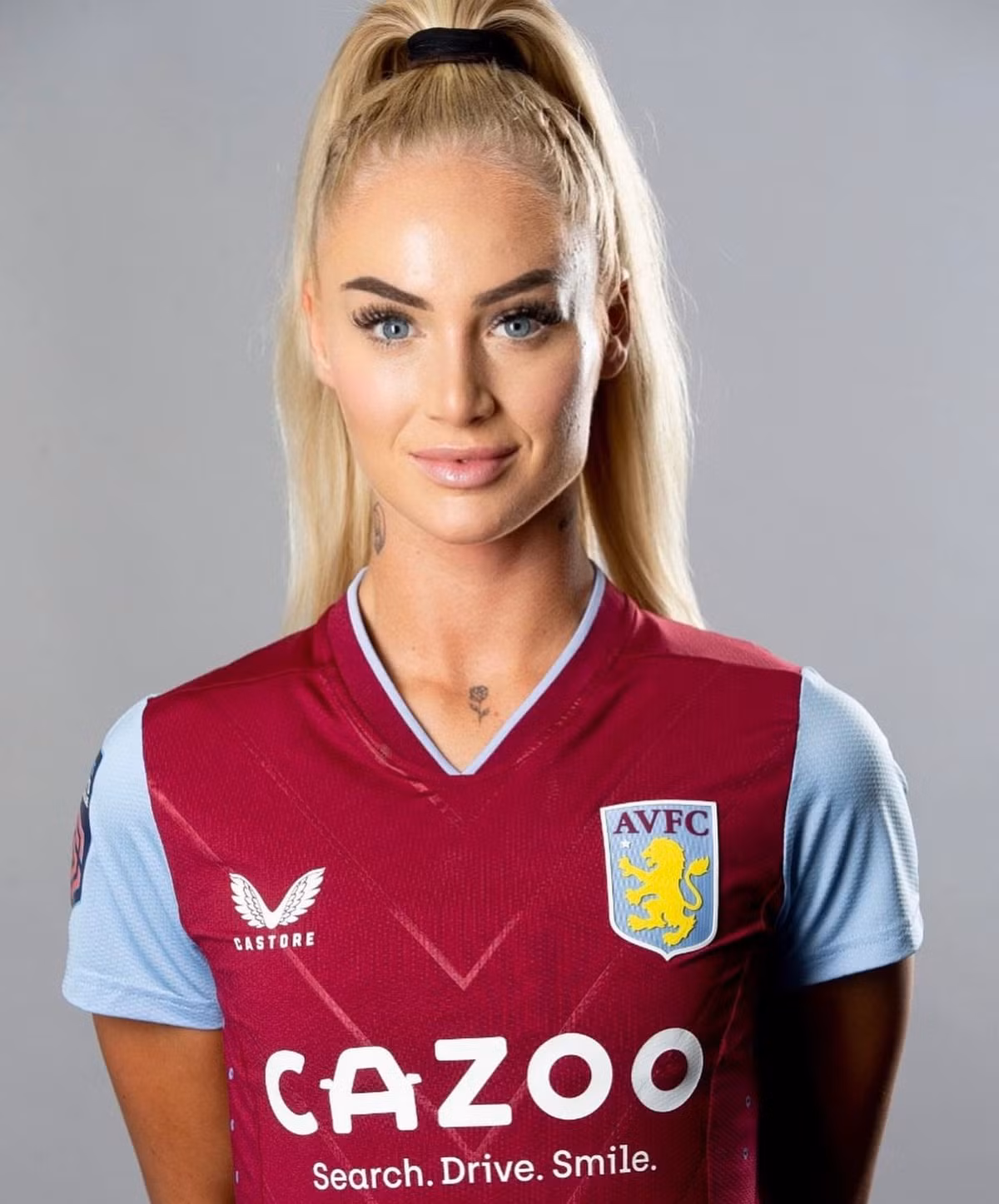 Alisha Lehmann sinh ngày 21/1/1999 ở Thụy Sĩ. Người đẹp 23 tuổi chơi bóng từ năm 5 tuổi. Cô nàng tiết lộ chính anh trai khuyến khích cô theo đuổi ước mơ trở thành cầu thủ bóng đá chuyên nghiệp.