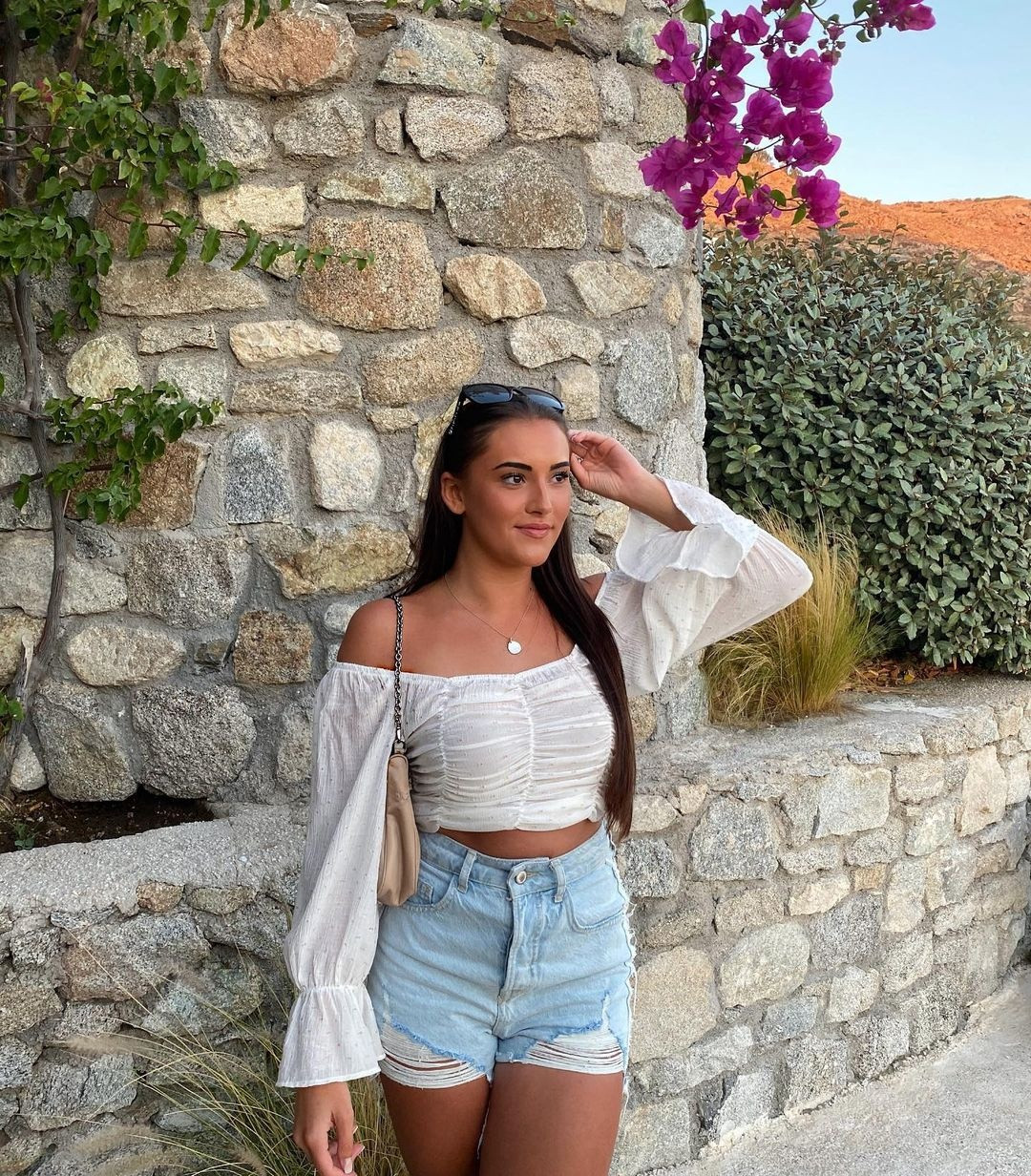 Bạn gái Lucia Loi đồng hành cùng Rashford trong các chiến dịch từ thiện. Nàng WAG sinh năm 1997 tại Anh. Cô được nhận xét là một trong những WAGs có ngoại hình, học vấn cao của Premier League.