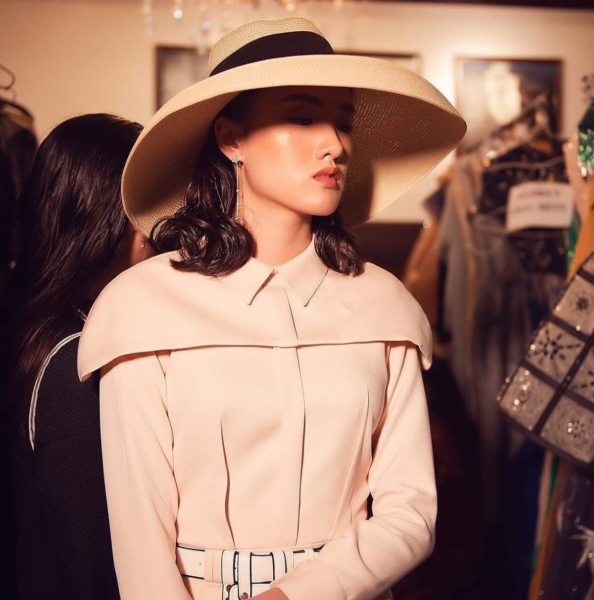 Người đẹp cho biết, ban đầu khi nghe những lời chỉ trích, chê bai rất khó chịu, sau này cô học cách bỏ ngoài tai. Ngược lại, với những góp ý tích cực cô cố gắng thay đổi bản thân để trở thành phiên bản tốt nhất của chính mình.