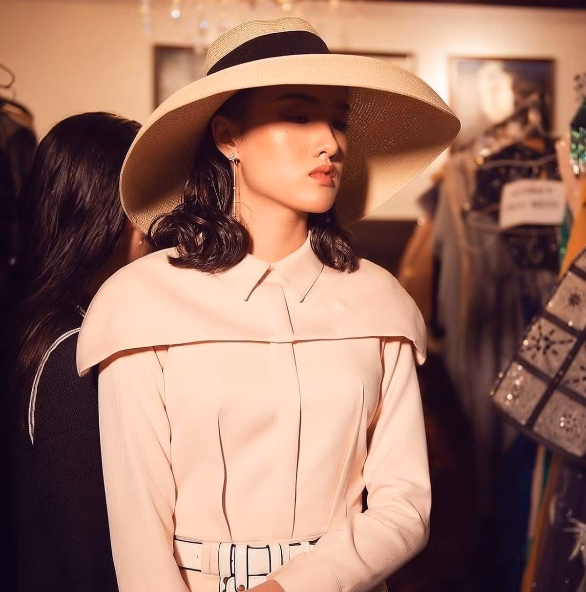 Người đẹp cho biết, ban đầu khi nghe những lời chỉ trích, chê bai rất khó chịu, sau này cô học cách bỏ ngoài tai. Ngược lại, với những góp ý tích cực cô cố gắng thay đổi bản thân để trở thành phiên bản tốt nhất của chính mình.