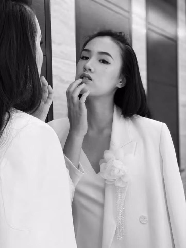 Hiện cô đang học ngành Quản trị nhân lực. Cô mong muốn theo học ngành này để chú tâm vào gốc rễ của nghề về nhân lực và sau này có thể chia sẻ kinh nghiệm của mình với những sinh viên mới ra trường.