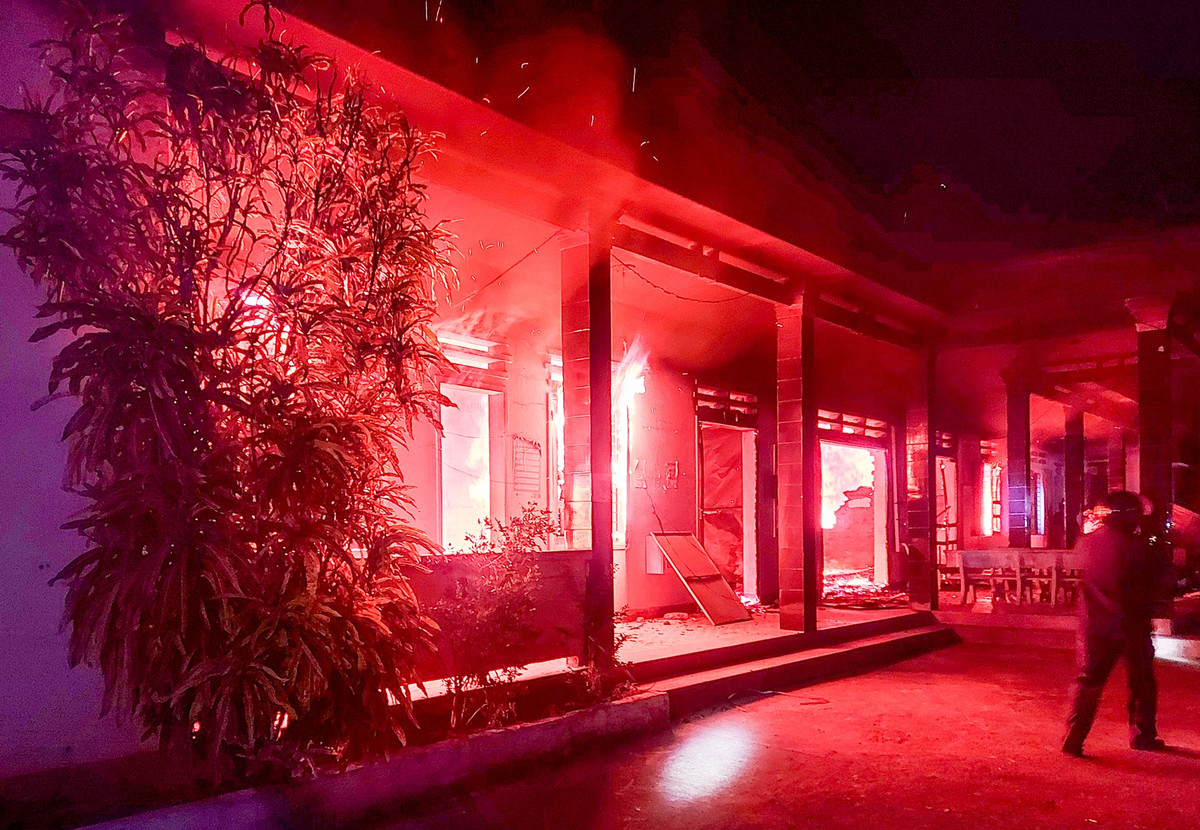 Tru so xa chay trong dem, toan bo so sach bi thieu rui