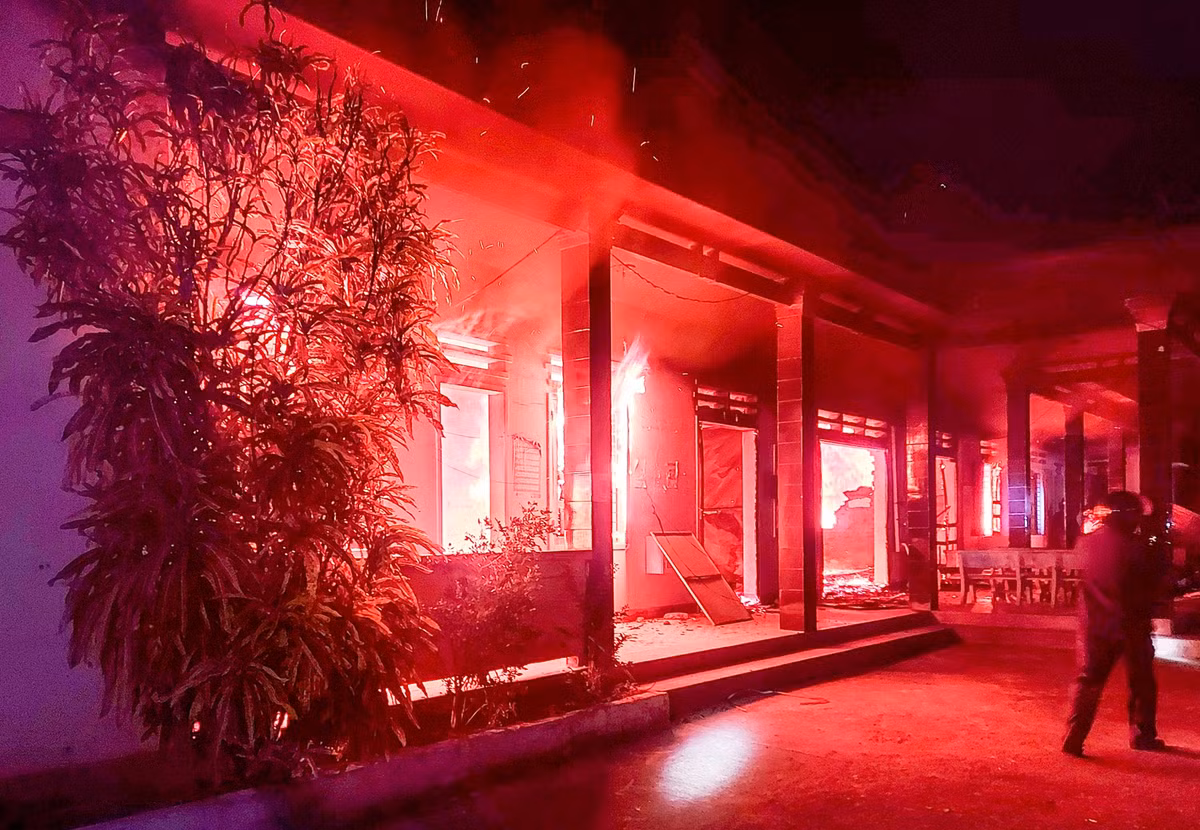 Tru so xa chay trong dem, toan bo so sach bi thieu rui