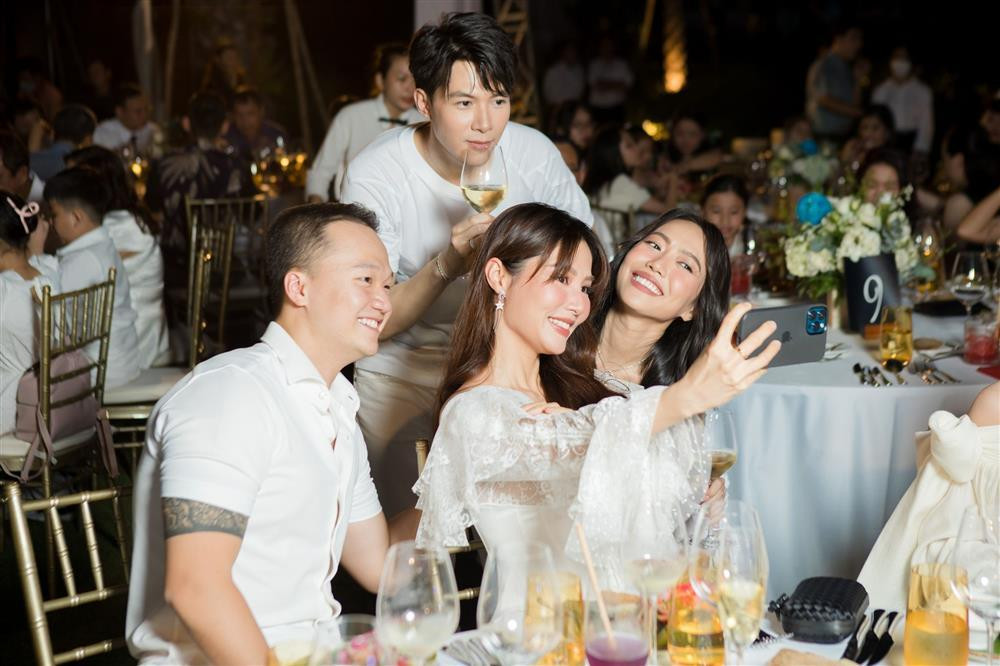 An cuoi Dieu Nhi, mot cap doi Vbiz duoc mong 