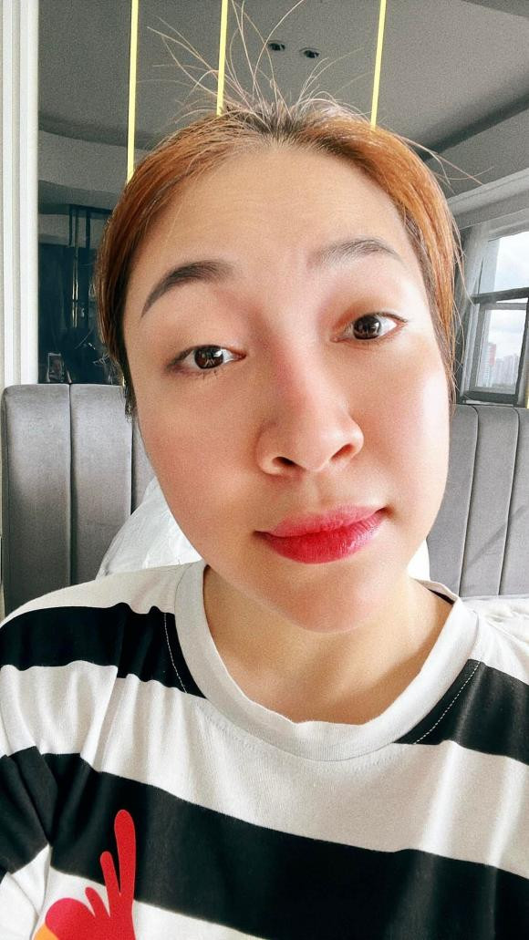 Cụ thể, Pha Lê chia sẻ: "Anh thợ lắp gas kêu chuyển tiền, chuyển xong anh bảo chị tên Pha Lê hả, giống tên ca sĩ Pha Lê quá ha! Mình mới bảo "nó đó"! Xong ông đứng nghiêm túc nhìn mình như ăn tươi nuốt sống phán 1 câu xanh rờn: "Sao không ngon như trong hình? Nhìn hình ngon hơn"....