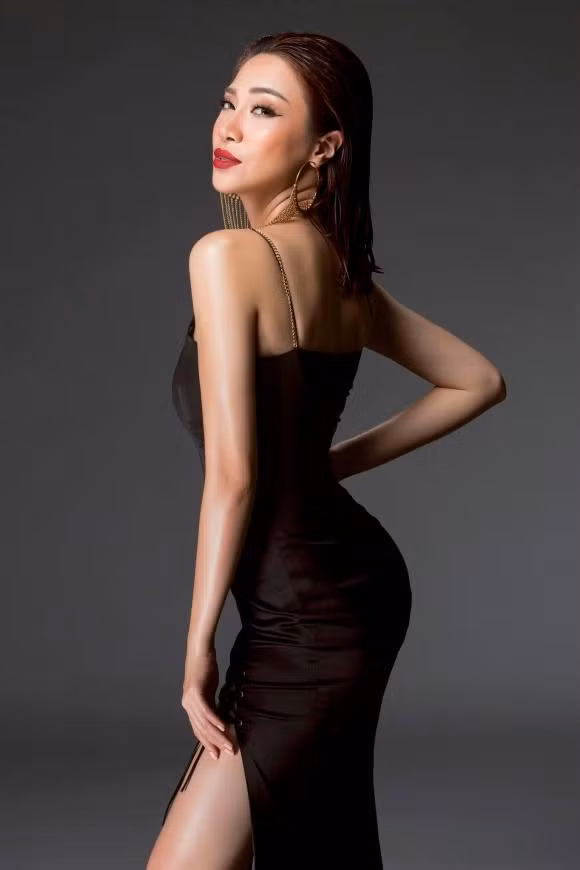 Thiệt đang lu bu bận bịu dọn nhà gặp phải cô hồn nữa. Xong thao thao bất tuyệt kể nhà Sơn Tùng ở đâu, nhà Trương Quỳnh Anh thế nào... ôi chết... đi làm kiểu này chắc cạch mặt tới già".