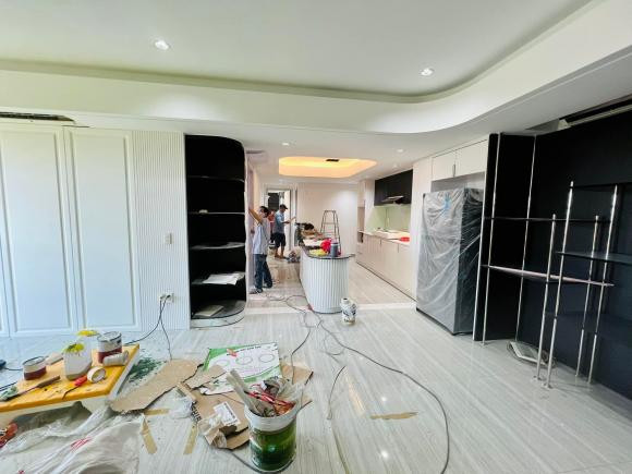 Thời gian gần đây, ca sĩ Pha Lê đang bận rộn để dọn đồ đạc, chuẩn bị chuyển vào nhà mới ở. Vì tất bật với công việc dọn dẹp nên nữ ca sĩ ăn mặc không chỉn chu khi ở nhà. Chính vì vậy, cô bị chê vì không đẹp, hấp dẫn như trong ảnh.