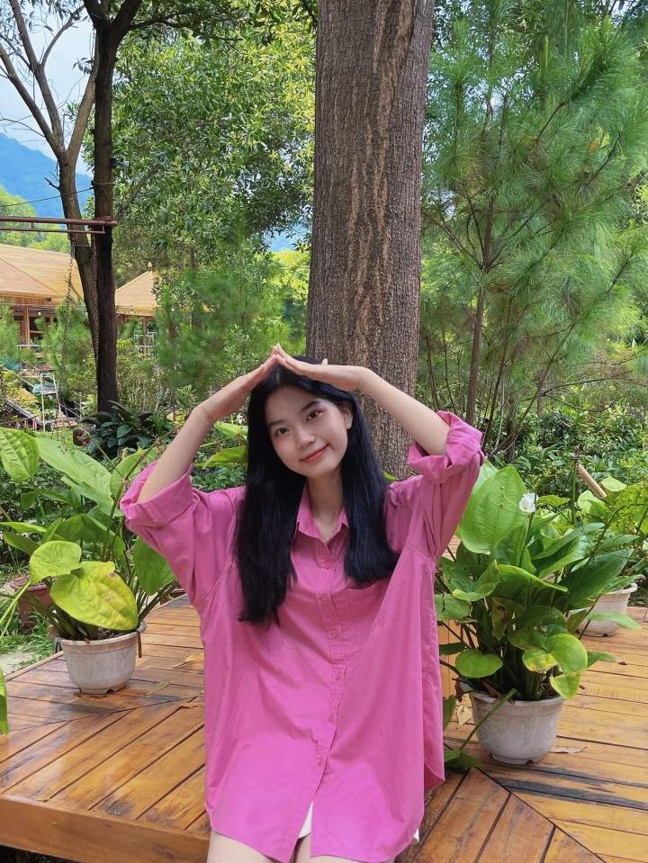 Người đẹp còn năng nổ trong các hoạt động của trường, từng giữ chức Phó Bí thư Đoàn trường và trở thành đảng viên khi đang là nữ sinh lớp 12.