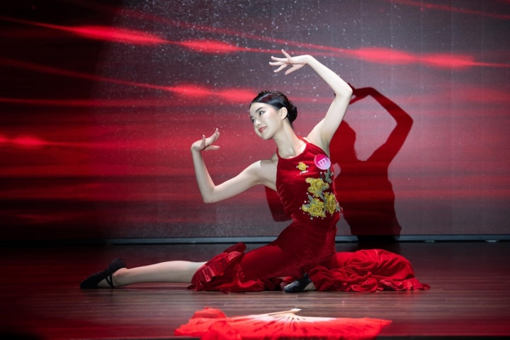 Ngoài tiếng Anh, cô còn học tiếng Hàn Quốc vì thích hát những ca khúc Kpop. Tại cuộc thi Hoa hậu Việt Nam 2022, Hương Giang có các màn thể hiện tài năng được đánh giá cao và nhanh chóng lọt vào top các thí sinh tiềm năng.