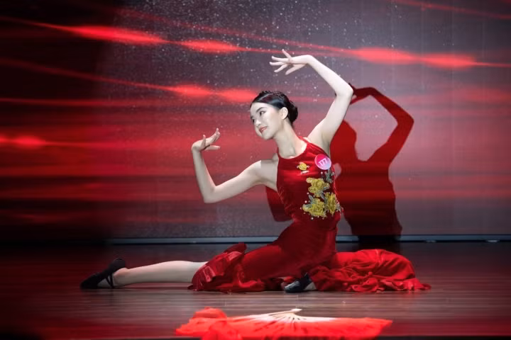 Ngoài tiếng Anh, cô còn học tiếng Hàn Quốc vì thích hát những ca khúc Kpop. Tại cuộc thi Hoa hậu Việt Nam 2022, Hương Giang có các màn thể hiện tài năng được đánh giá cao và nhanh chóng lọt vào top các thí sinh tiềm năng.