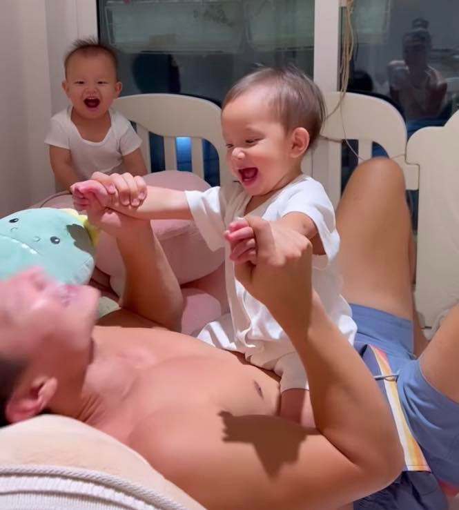 Biểu cảm Leon nhà Hà Hồ khi thấy ba Kim Lý cưng chiều Lisa - Hình 2 Bieu cam Leon nha Ha Ho khi thay ba Kim Ly cung chieu Lisa-Hinh-2