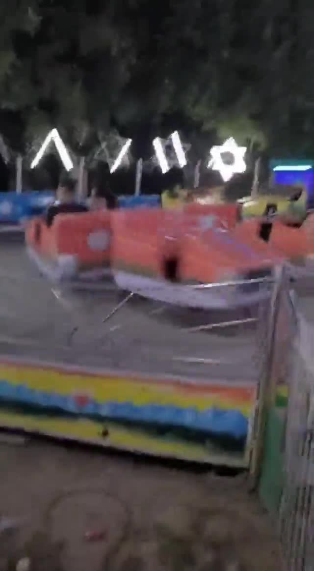 Đu quay đang chạy bất ngờ gặp sự cố, 4 người gặp nạn Du quay dang chay bat ngo gap su co, 4 nguoi gap nan